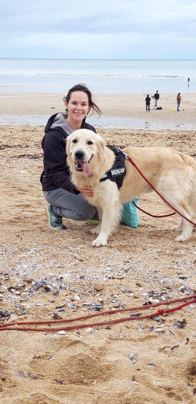 Isaure de garde animaux caen à la plage avec un chien